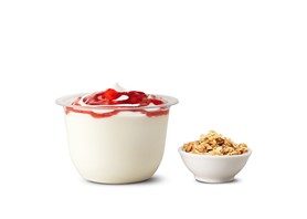 Jogurt grecki z truskawkami i granolą